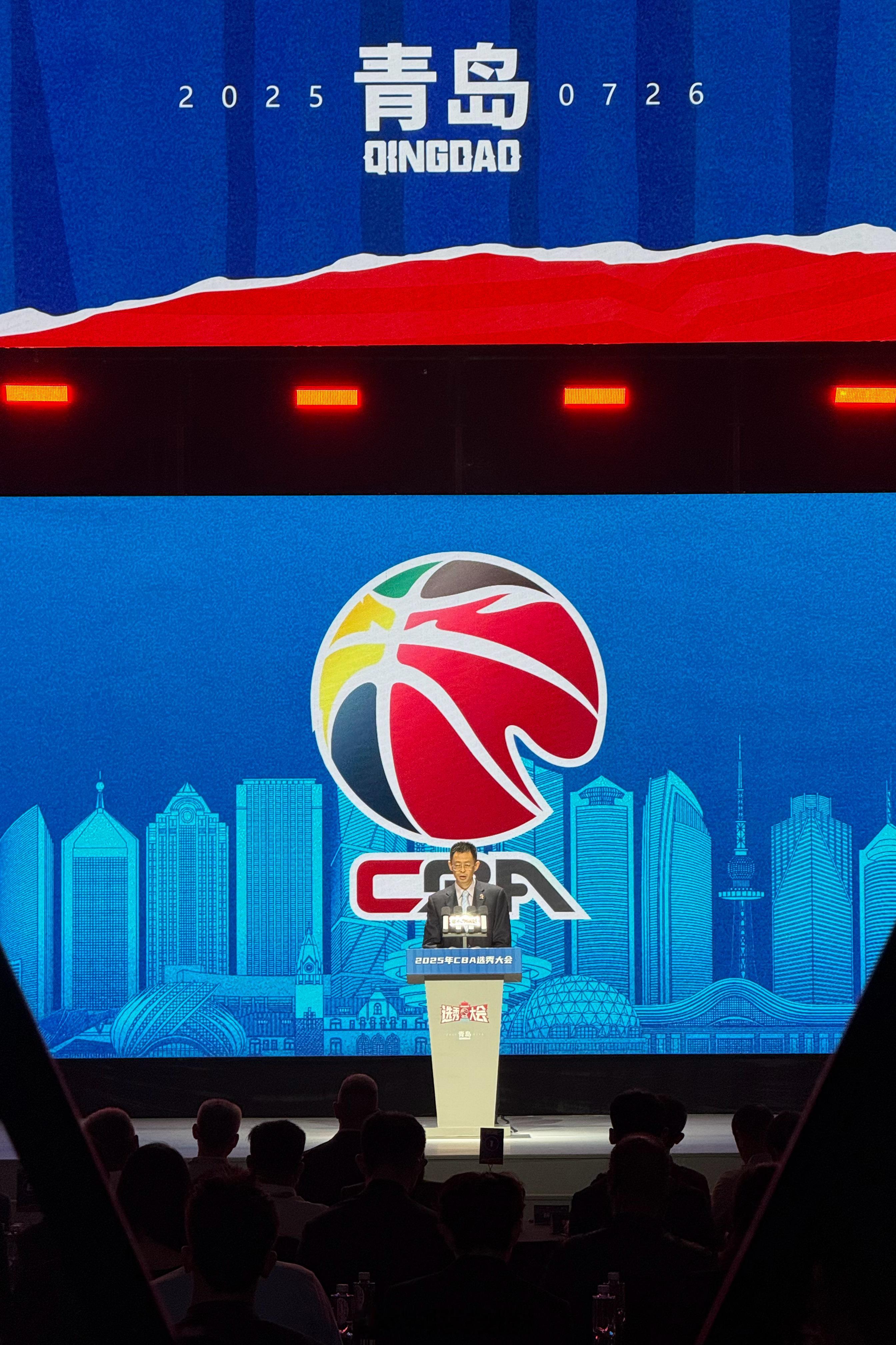 CBA公司新一任董事长杨阳在当选后首次亮相2025年cba选秀大会探长带你看cb