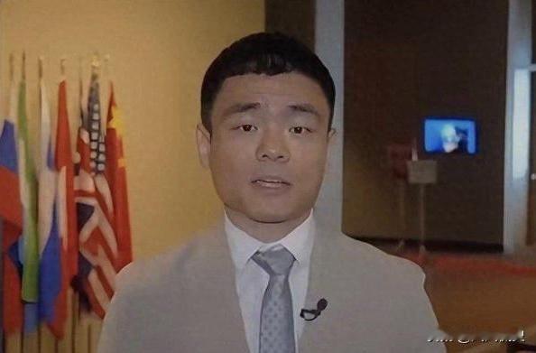 联合国的庄严会场之上，没有多余的铺垫，中国记者徐德智毅然起身，掷出两个直击历史本