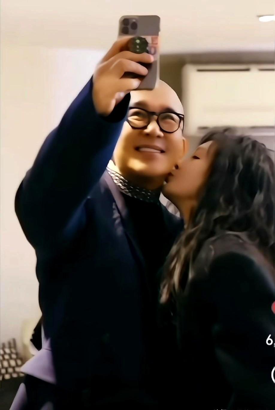 “只要提到熙媛，我就会忍不住落泪。”

具俊烨在韩国综艺里，举起手机，镜头对准的