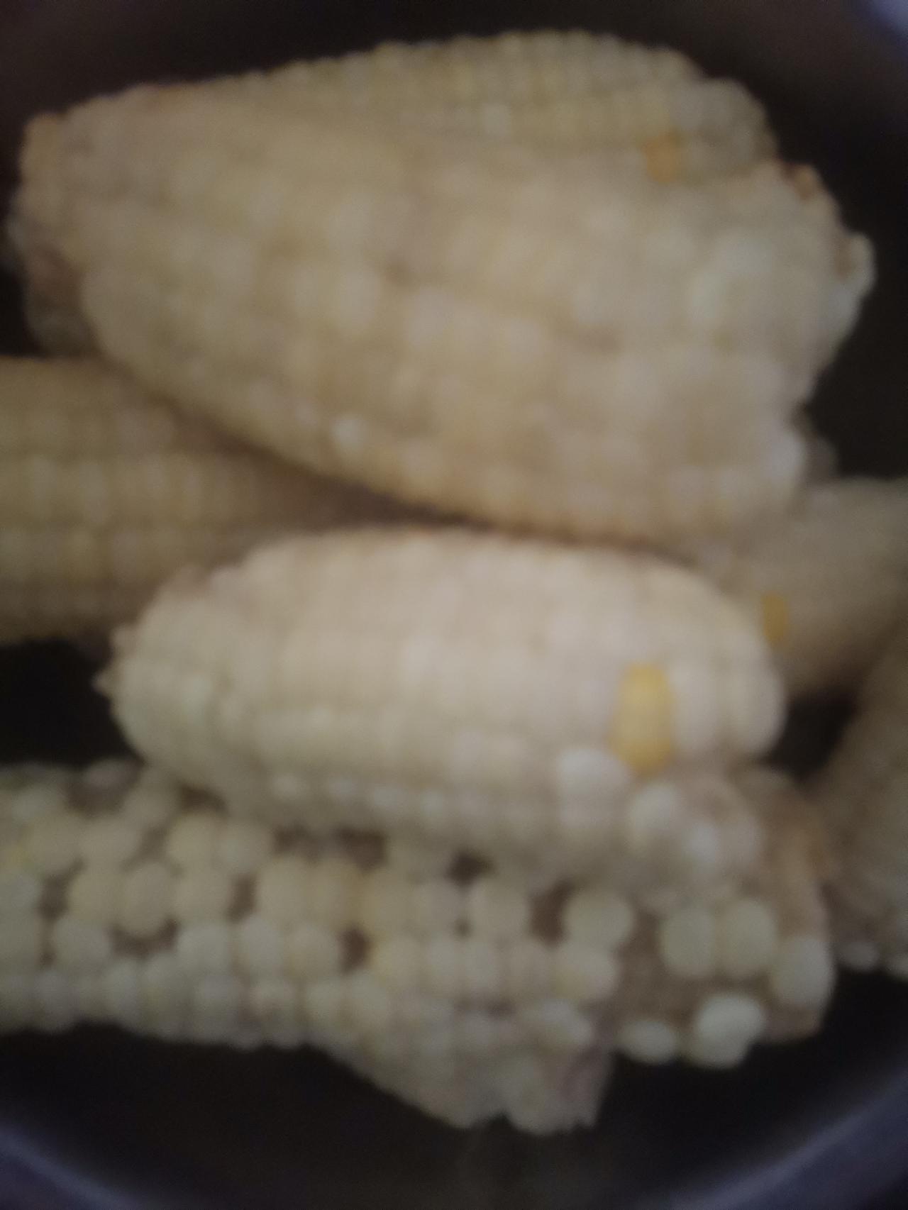 上午十点去我妈家，我妈已煮好了玉米和绿豆稀饭。

我将西瓜洗净，去皮，切块装盘。