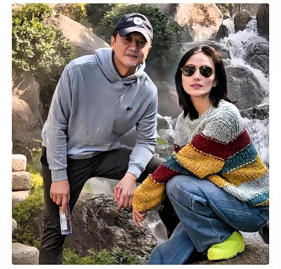 李亚鹏离婚
此时此刻最开心的人
绝对就是他的女儿李嫣了，因为她现在又是真正享受到