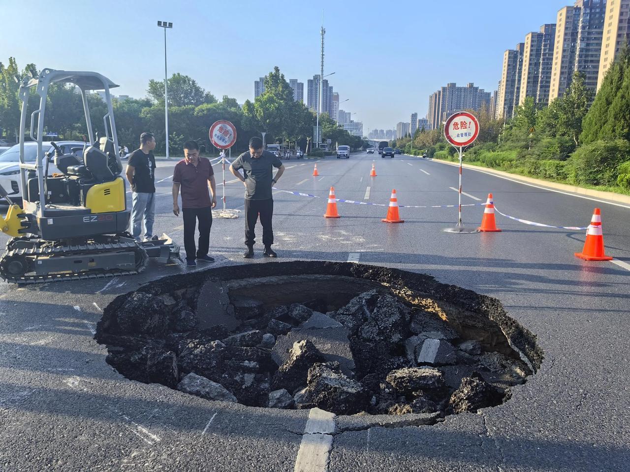 连日来的雨水天气，路面塌方也就不足为奇了。
每年城市道路就像装了拉链一样的，地下
