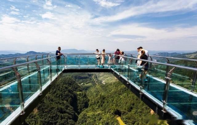 重庆“第一天空悬廊”位于重庆万盛的一个主题公园内，已经创下吉尼斯世界纪录，成为目