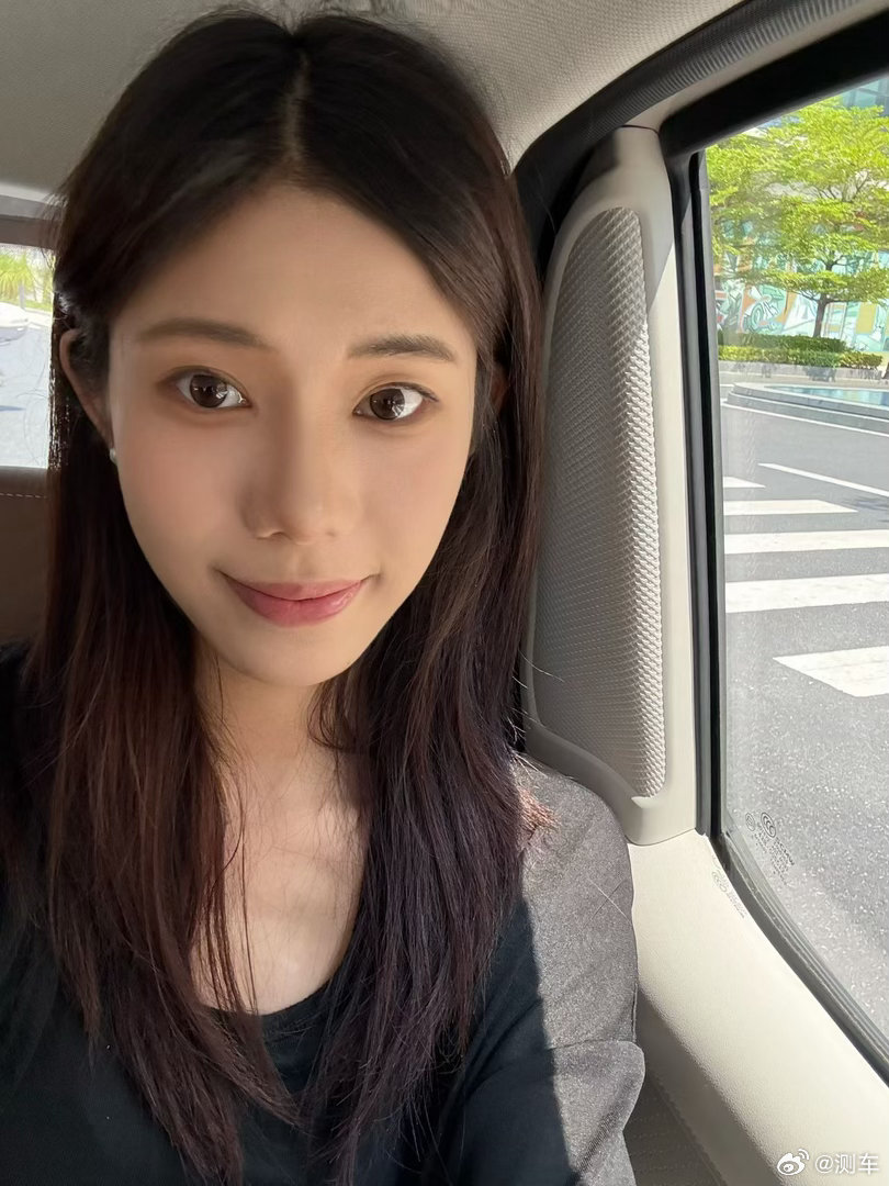 好喜欢这种可爱的小车🚗啊！尤其是这个奶龙，一直在对我笑😉😃❤️我和汽车的日