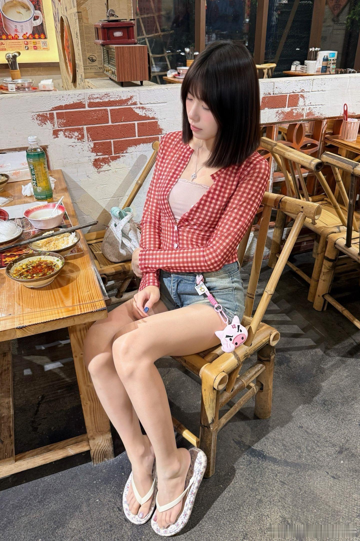 吃夜宵的丝袜少女 