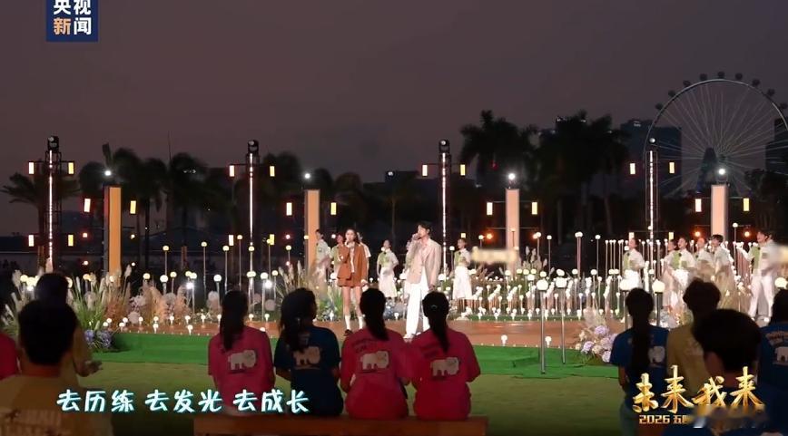 魏大勋关晓彤五四风的形状路人纯被这个舞台圈粉，颜值唱功双在线还特别有情怀。魏大勋