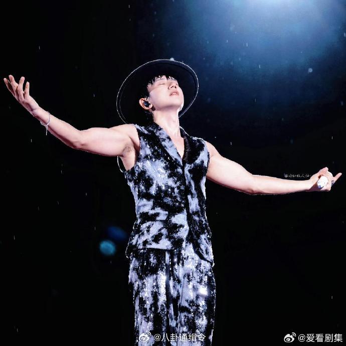 张杰演唱会被彩带砸晕怎么办感觉这已经变成看演出的趣味预警，到时候彩带飞落，可得保