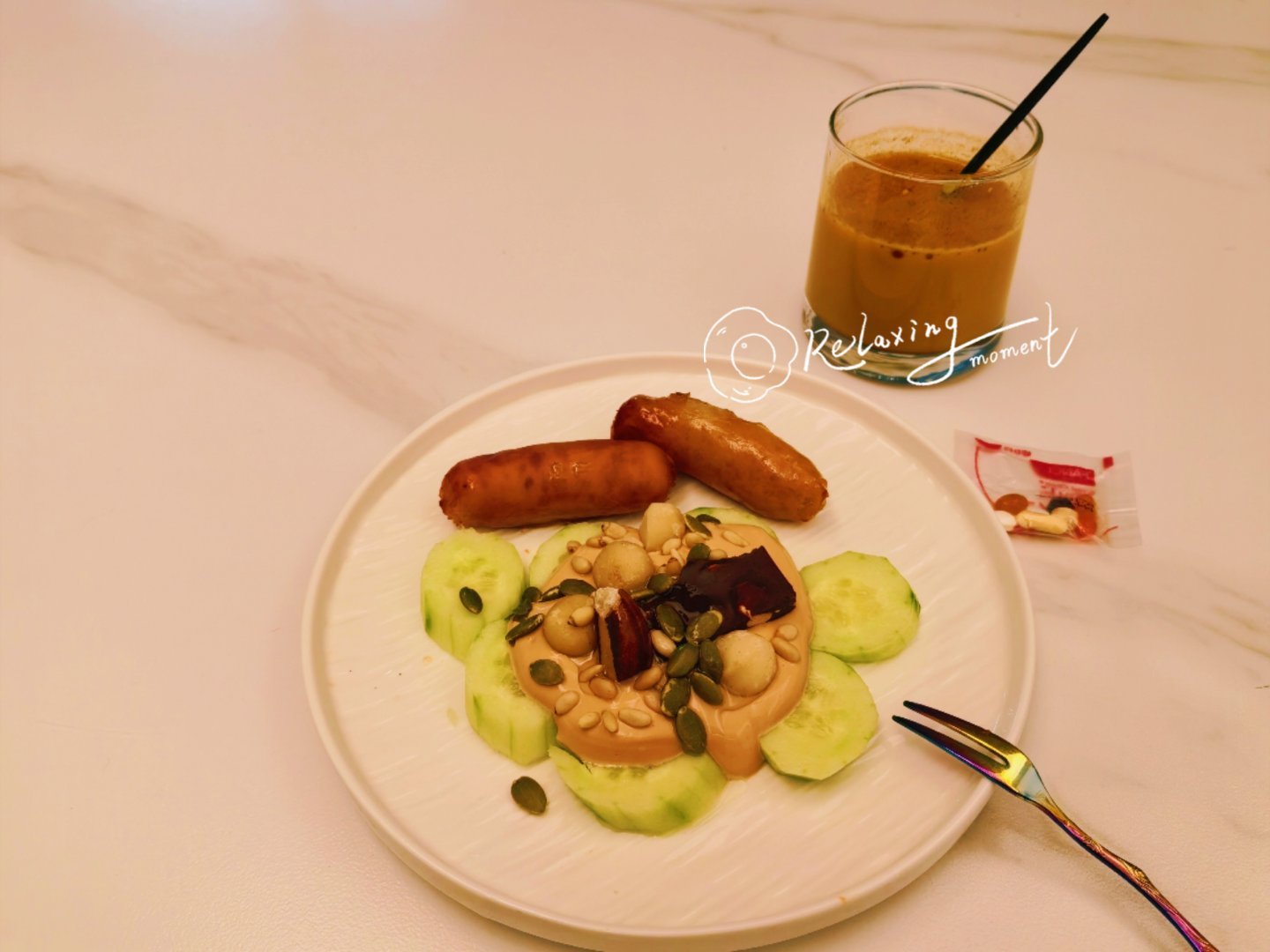 生酮记录 早餐Day10:纯肉烤肠黄瓜希腊酸奶亚麻籽油黑巧克力坚果防弹咖啡 
