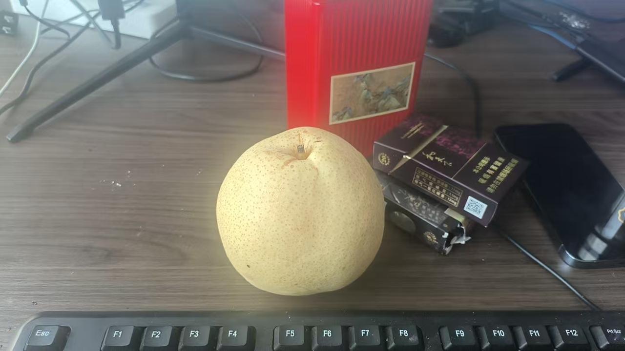 谁能跟我解释一下，我桌子这个梨子，为什么不烂，连一点腐败的迹象都没有
因为晚上经