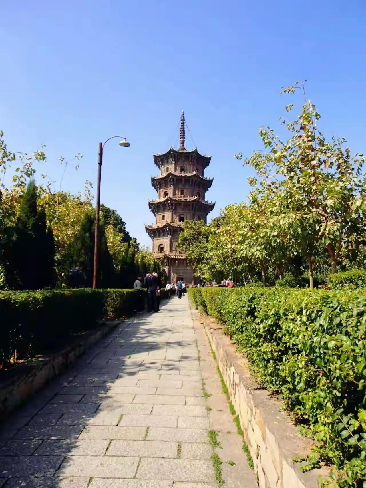 福建泉州的开元寺是当地的，福建最历史优久，各方面在福建都是让人觉得必去的一处以佛