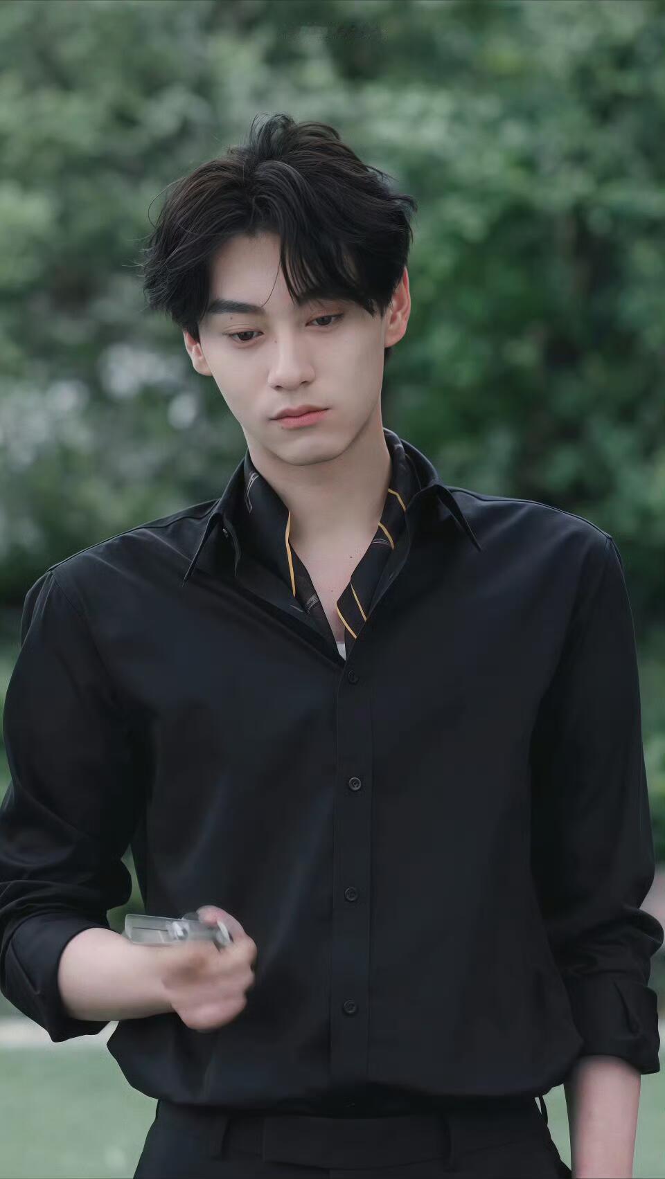 好想扒开田栩宁衣服看看是怎么系的，真的，我就是想看丝巾。。。 ​​​