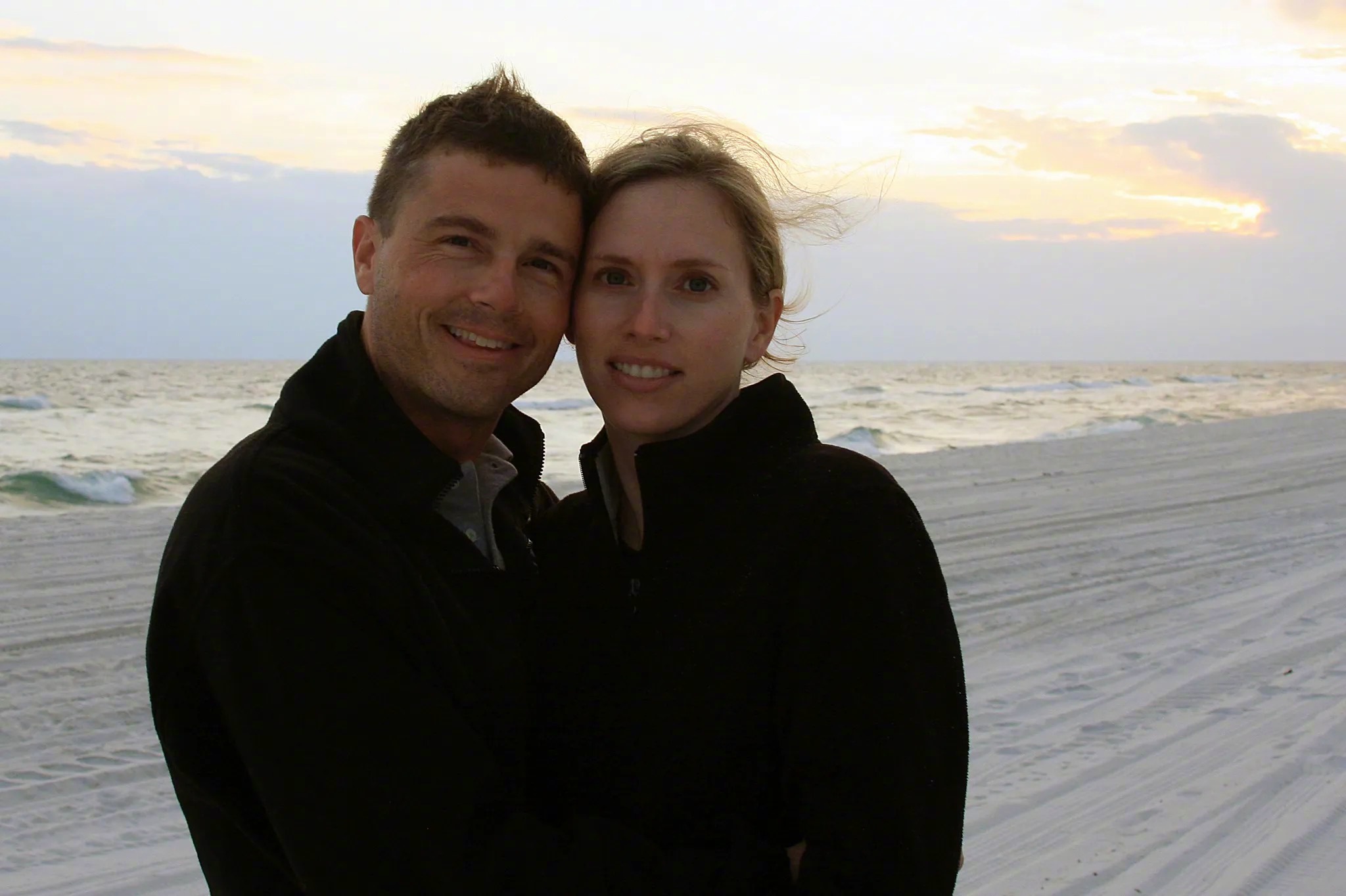 图一、北京时间4月7日2时刚过，阿尔忒弥斯2号机组描述了坑坑洼洼的月球表面上的两