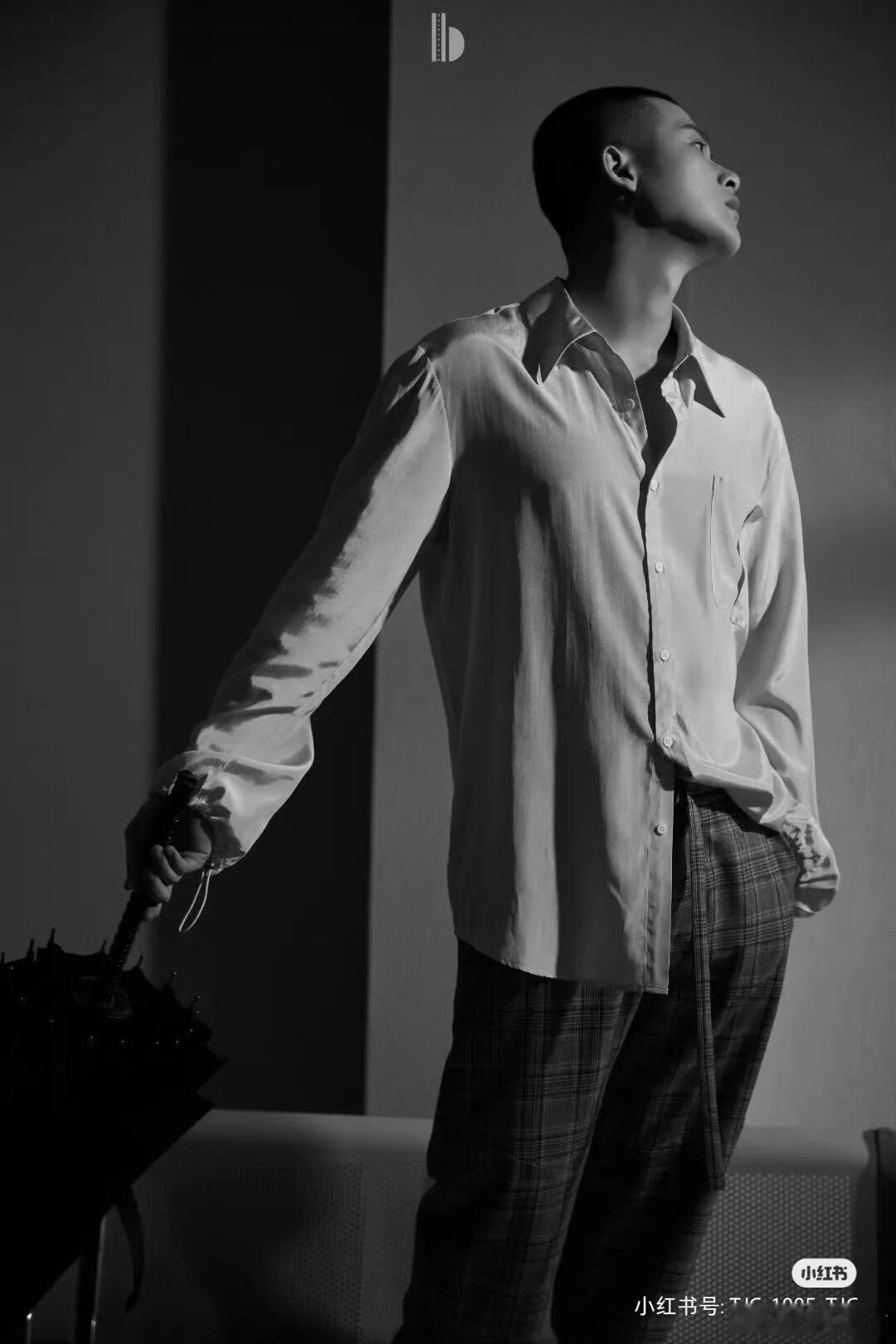 听说寸头考验颜值，幸好深圳演唱会没剃头，不然下面的人会全部疯狂的，没有🎫的我会