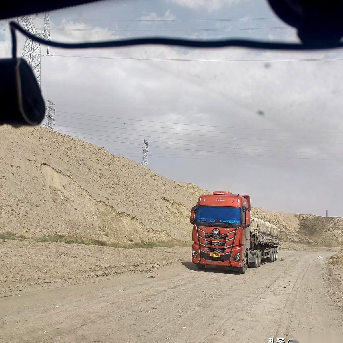 方向盘猛地一抖，整个人往前一栽。
前面，通往新区的柏油路，像被谁用刀齐刷刷地切断