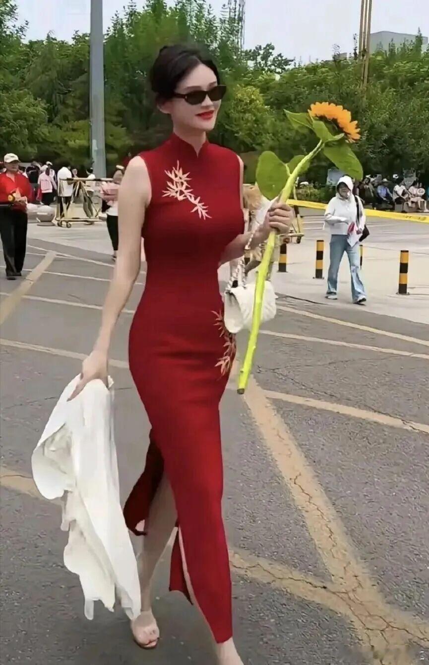 打着给儿子考试鼓劲的幌子，秀了一把旗袍和身材