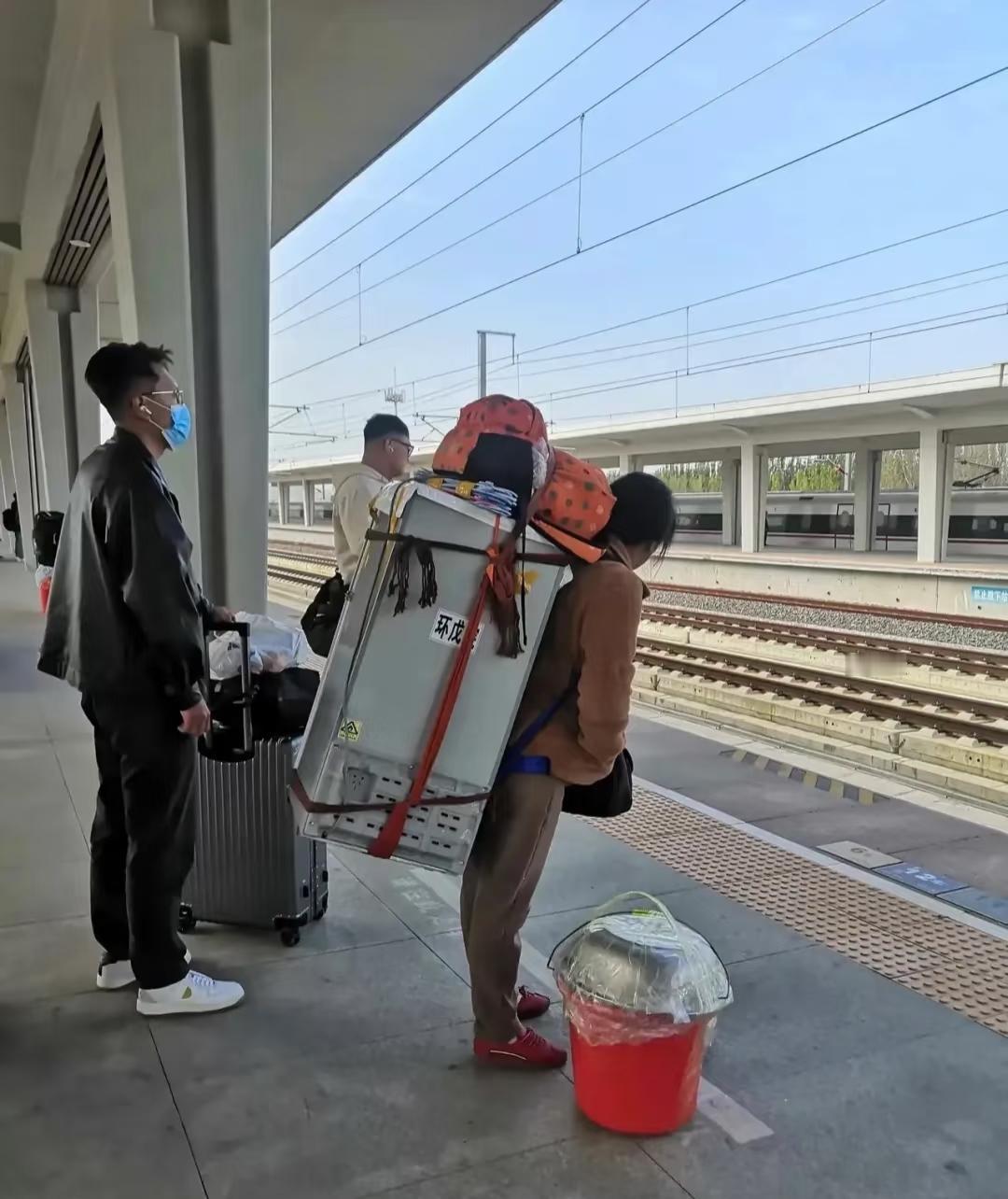 人到中年才懂，真正的底层人从不是单纯缺钱，而是陷入“无抗风险能力+无选择余地”的