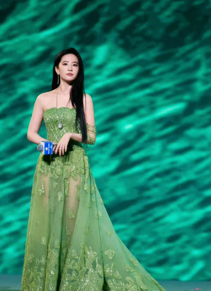 能看到的只有刘亦菲的美貌