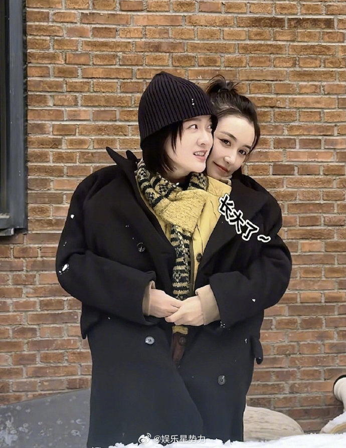 张雪迎蒋依依雪景合照 北京大雪日，张雪迎和蒋依依晒出雪景同框！两人在雪地里嬉戏打