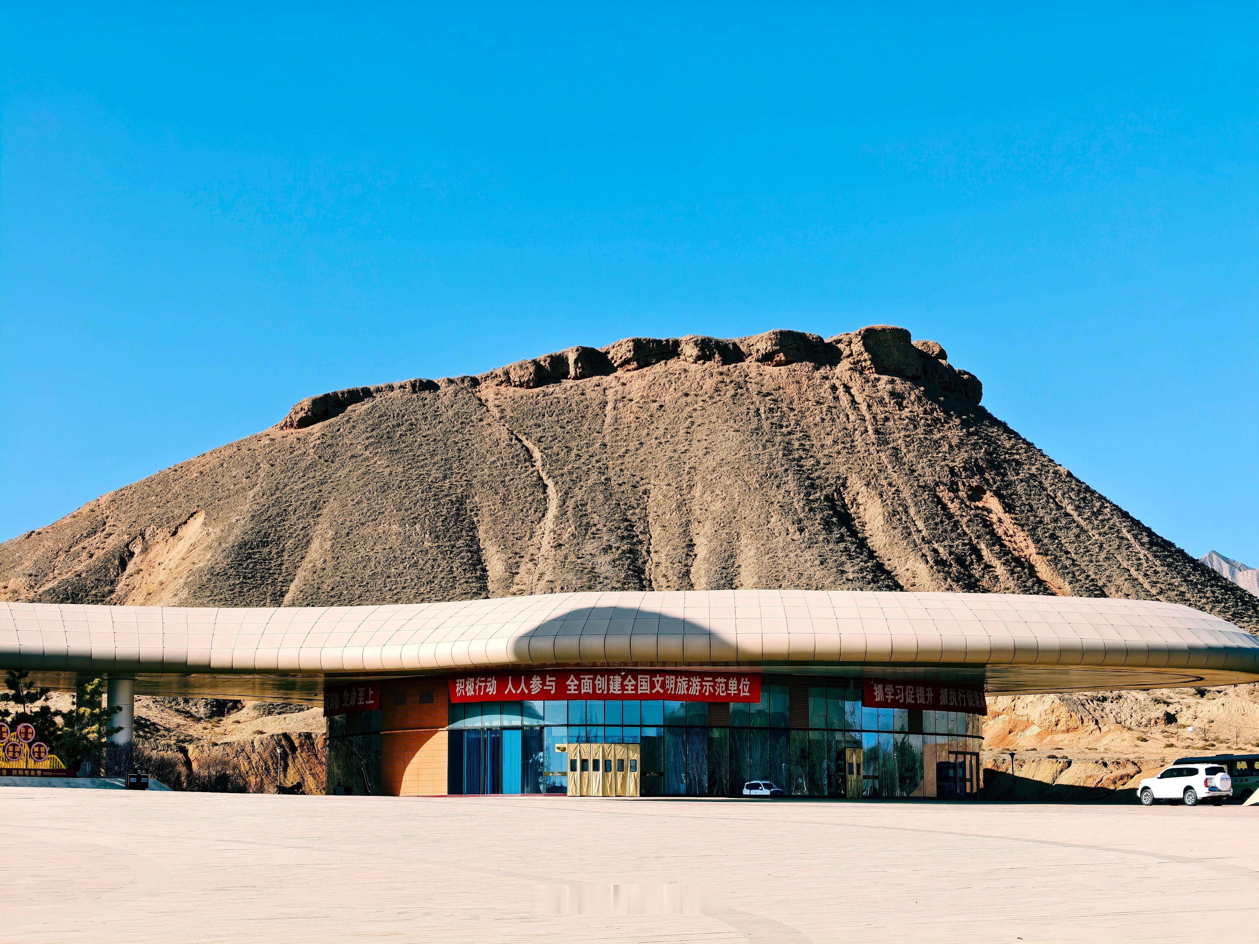 七彩丹霞今天景区好像是免费的，路过门口拍了两张照片也算是打个卡。 张掖·张掖七彩