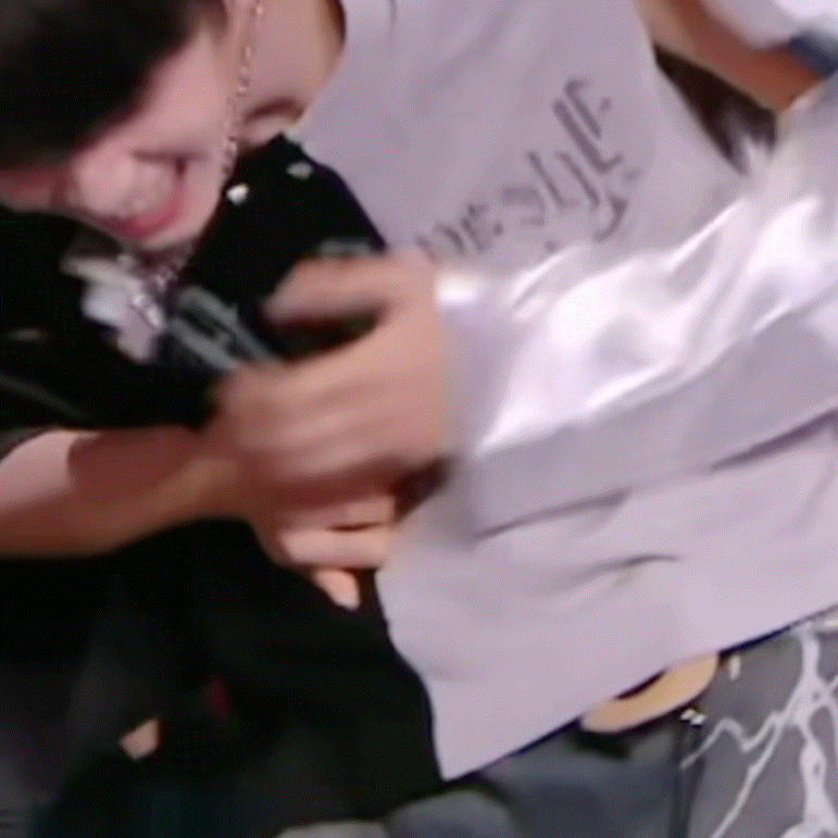 我每天都特别生气地看着这俩人占我女儿便宜 ​​​