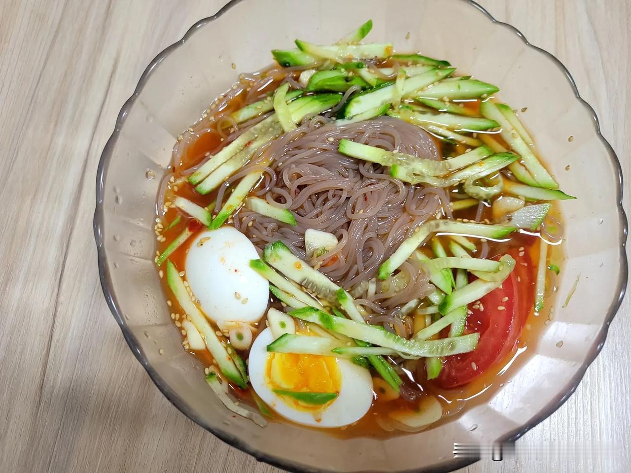儿子喜欢吃朝鲜冷面，那种正宗的朝鲜荞麦面冷面。我们去沈阳时，每次都要到沈阳西塔吃