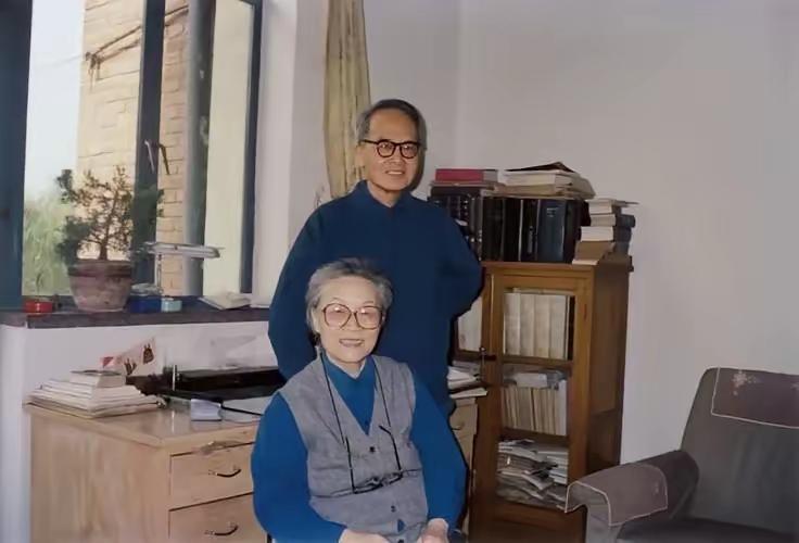 [月亮]1972年，钱钟书的女儿被邻居骂了一句“臭寡妇”，随后又扇了一巴掌。突然