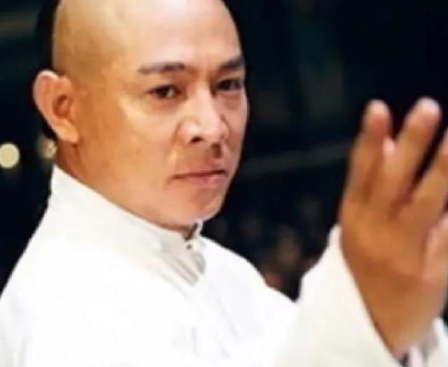 1994年，日本记者质问李连杰：“南京大屠杀死了30万人，你们一个个数的吗？”李