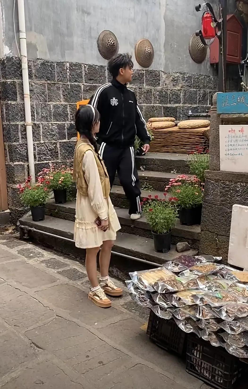 和顺古镇偶遇黄子韬
不知道旁边这个女孩子是谁呀
据说是在拍摄一个恋综
感觉他们看