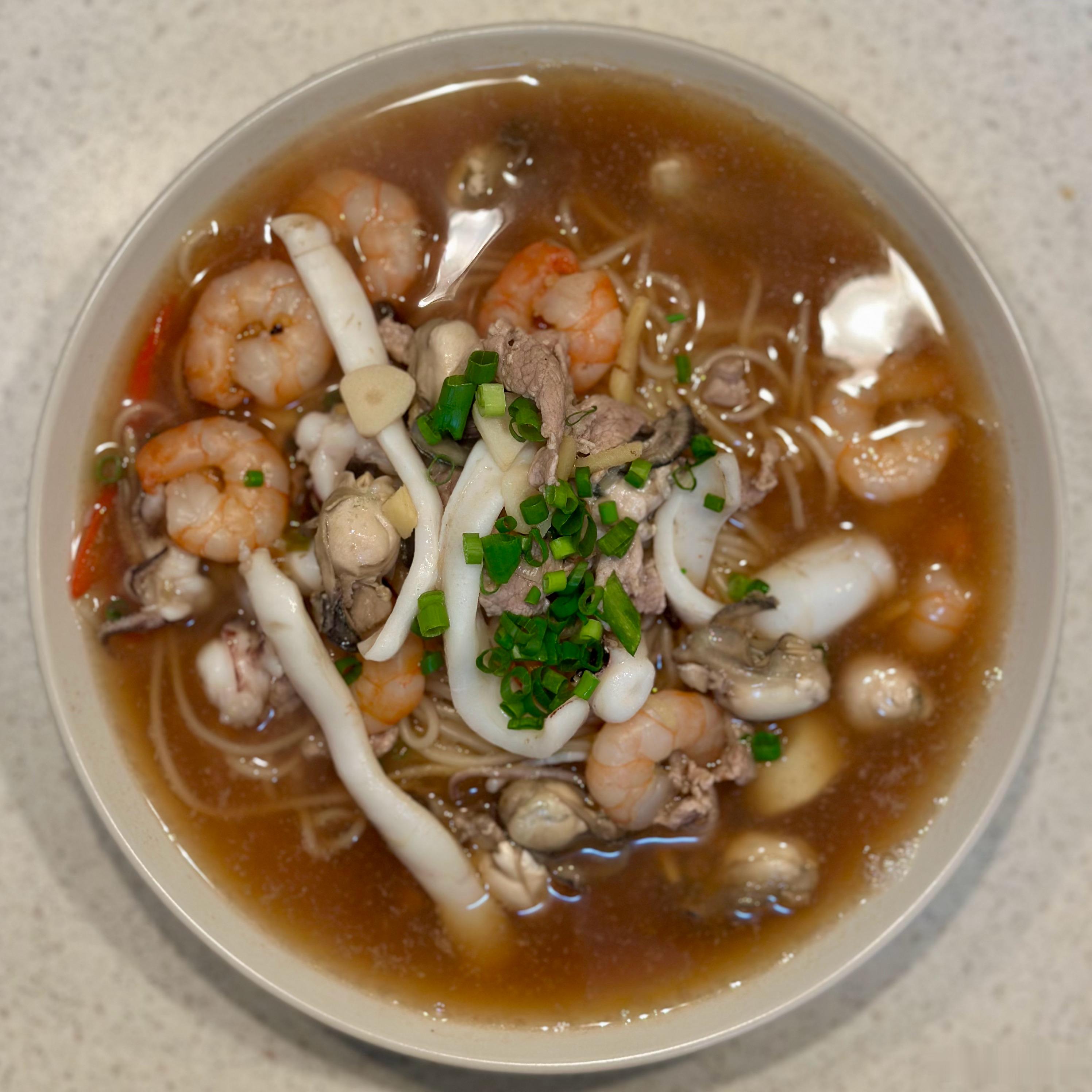 中午做碗先炒浇头面吃吃。做法类似老友粉，但配料没有酸笋。味道还是不错。 