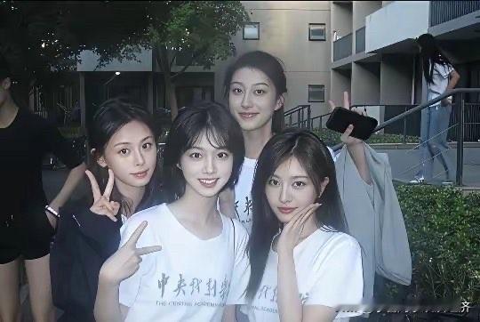 中央戏剧学院的毕业生合影，每个女孩都非常有特色，各有各的美，各有千秋，如果你从里