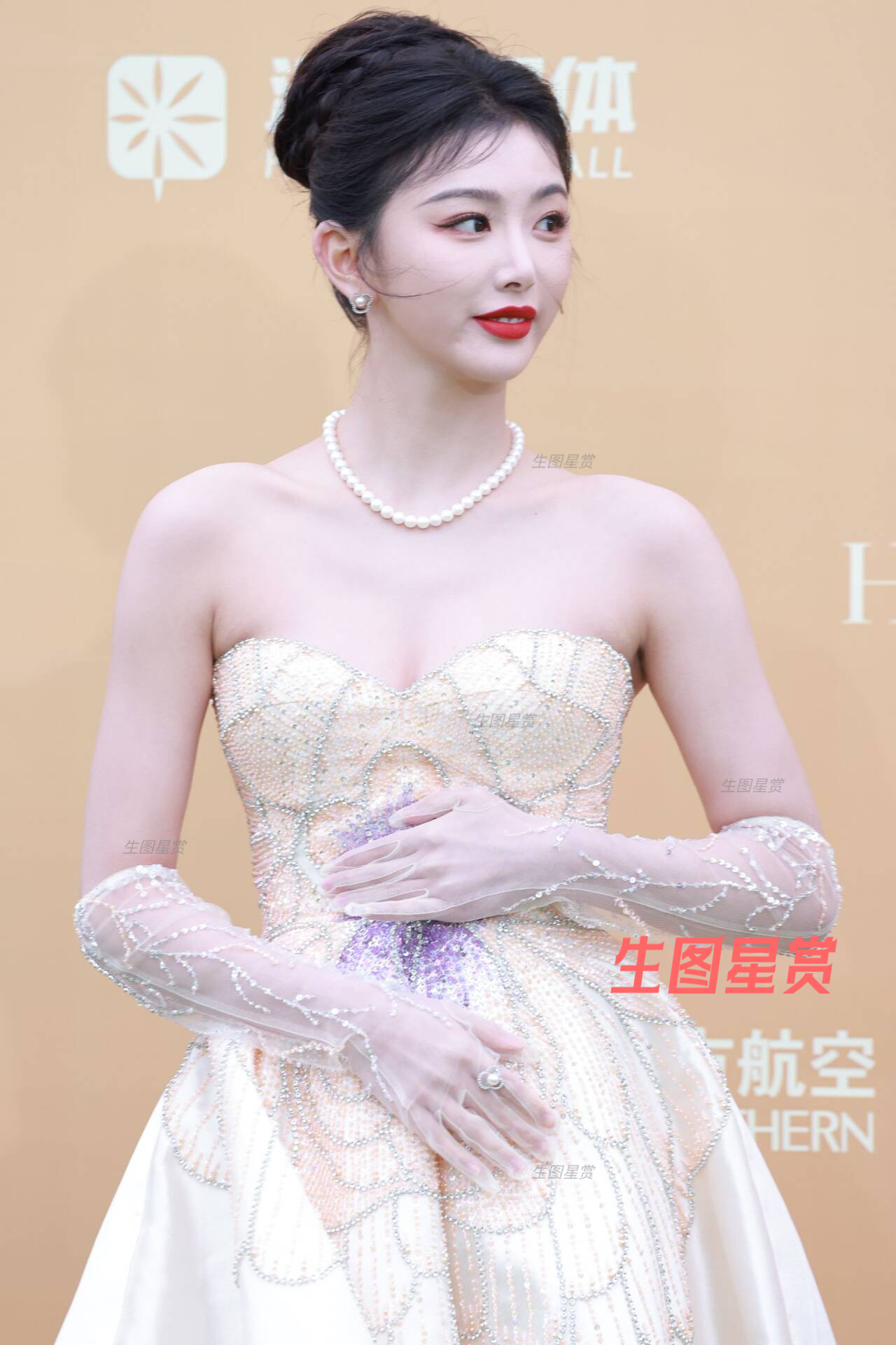 孔雪儿海南岛电影节闭幕红毯，雪白优雅的公主👸🏻 ​​​