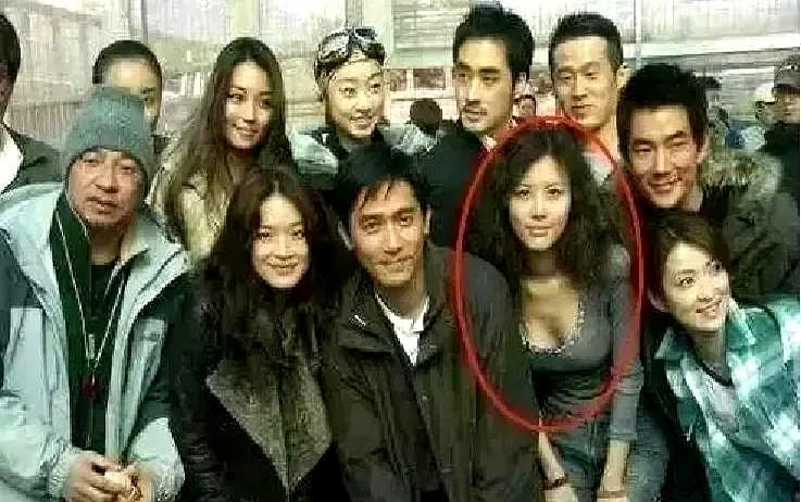 雪地里穿吊带，这钱真不好挣。

梁朝伟舒淇那个路透视频，好多人都在心疼那个模特。