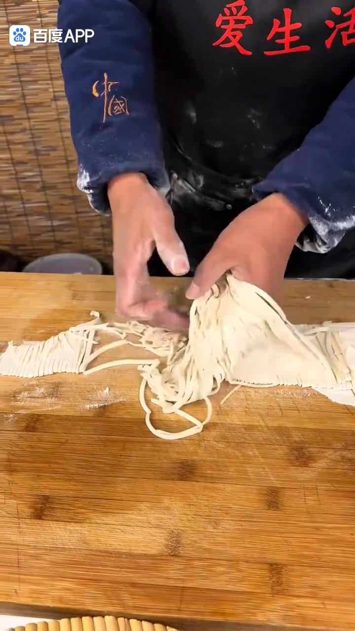 芝麻叶面条。
这晌午了，不吃饭还搁这下。准备吃什么饭？晌午还有点芝麻叶，叫你爸擀