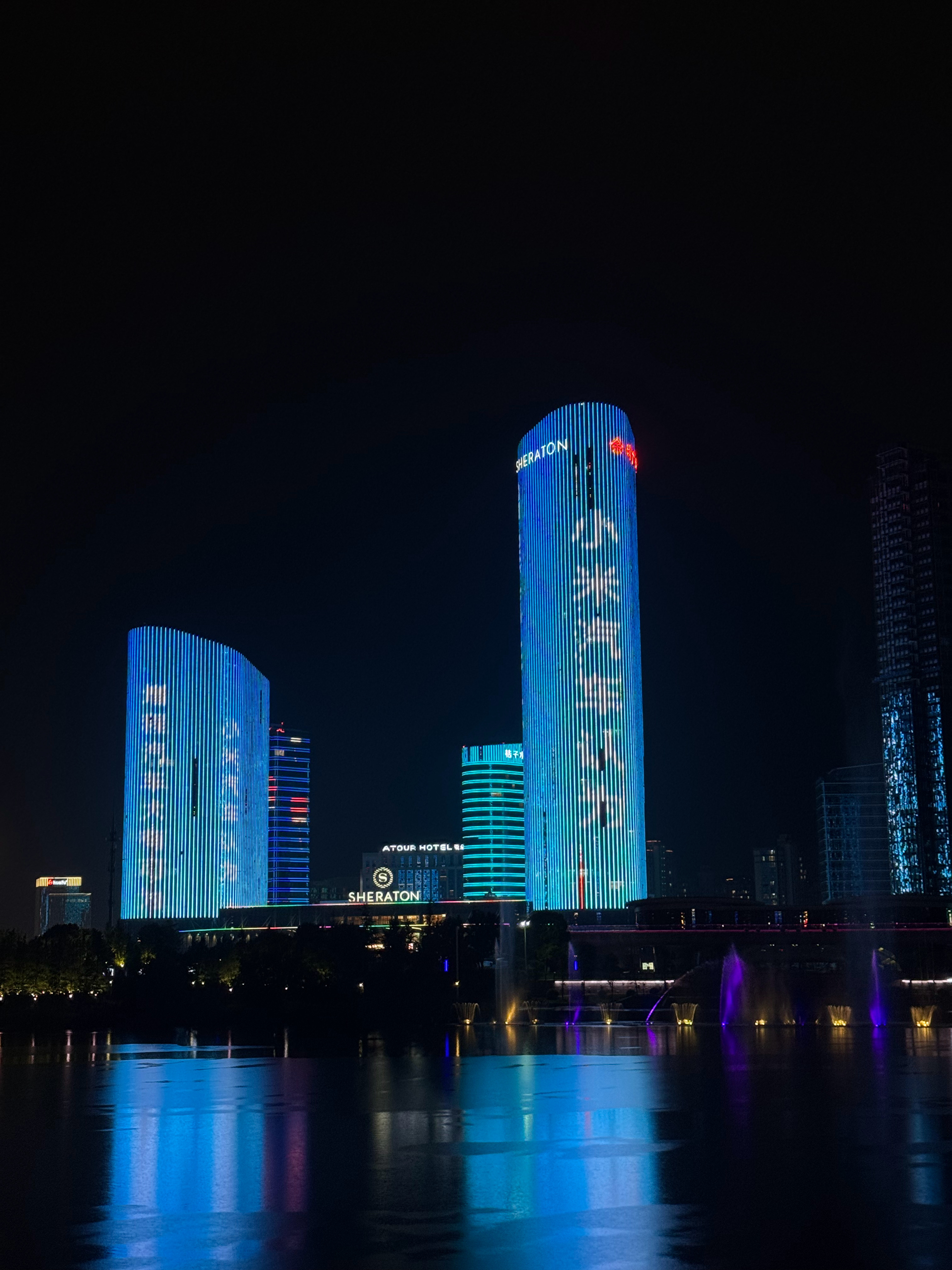 今天小米汽车在全国商圈投放的广告刷屏了，小米汽车认为增程汽车大有可为记得6年前增