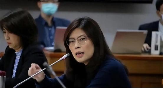 台湾全岛无差别下跪了！综合台媒报道，随着国民党主席郑丽文的明确表态，岛内各党派已