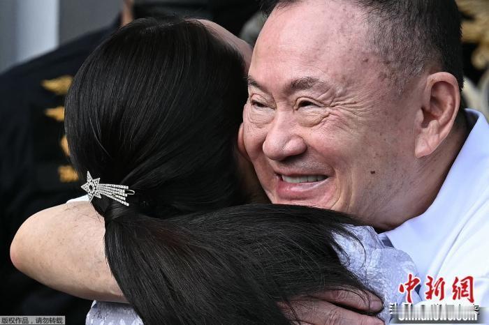 泰国前总理他信彻底自由，和自己的小女儿佩通坦热情相拥，喜极而泣！

目前他信已经