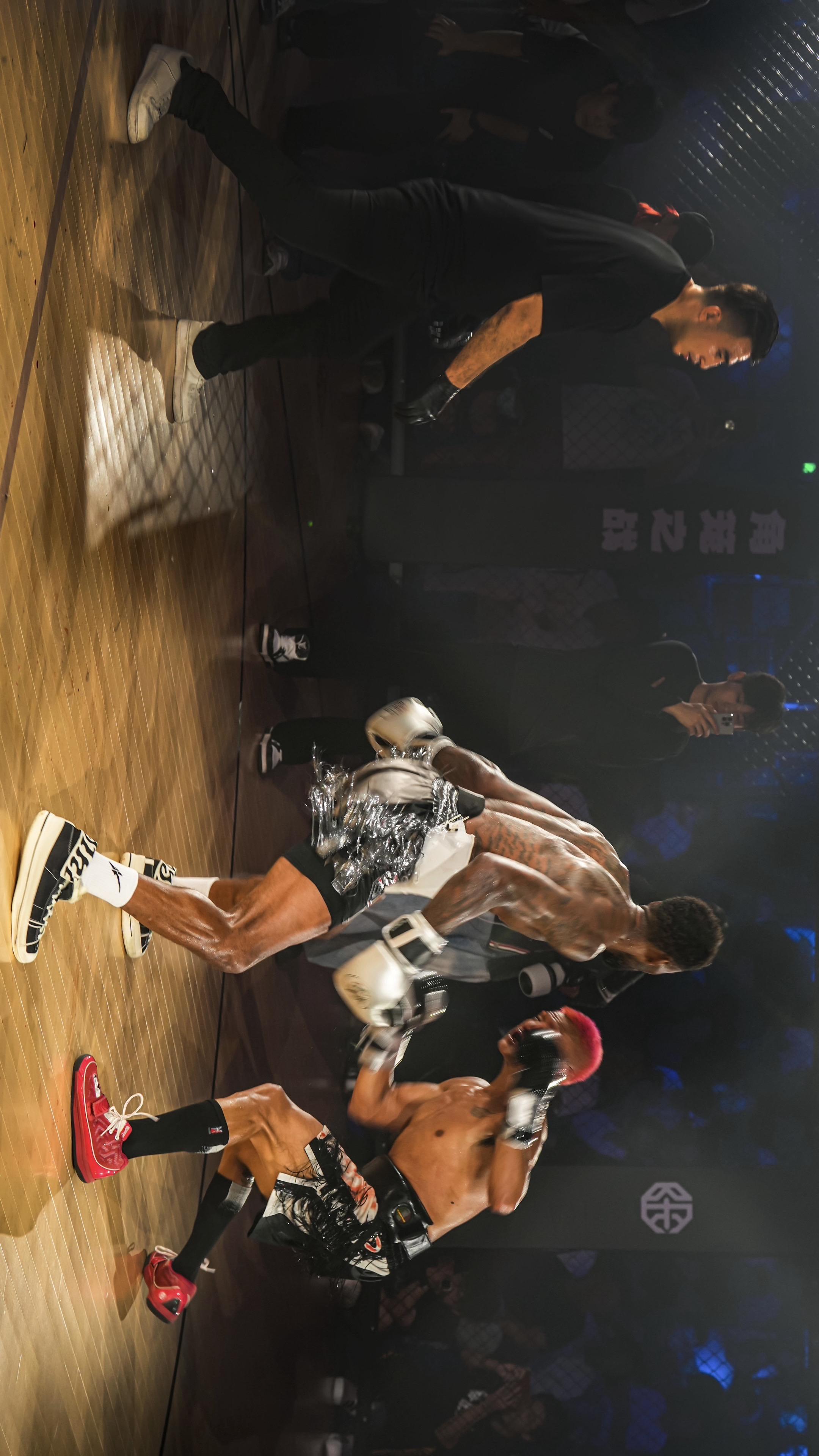 BFC-角笼之战🥊。近距离高清，观看 恶鼠-张梓祎🆚威姆斯 两个人...