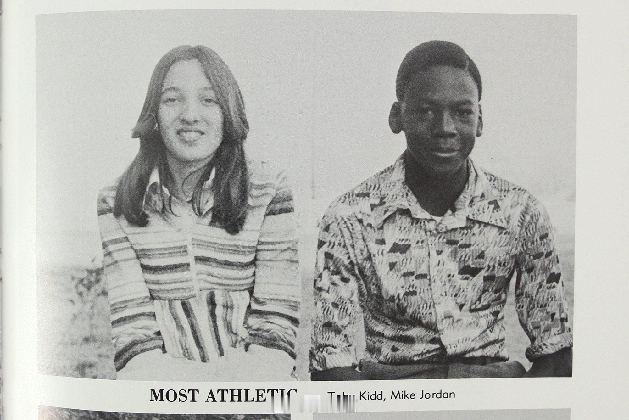 1977年的初中年鉴上，乔丹被评为最具运动能力的学生。 