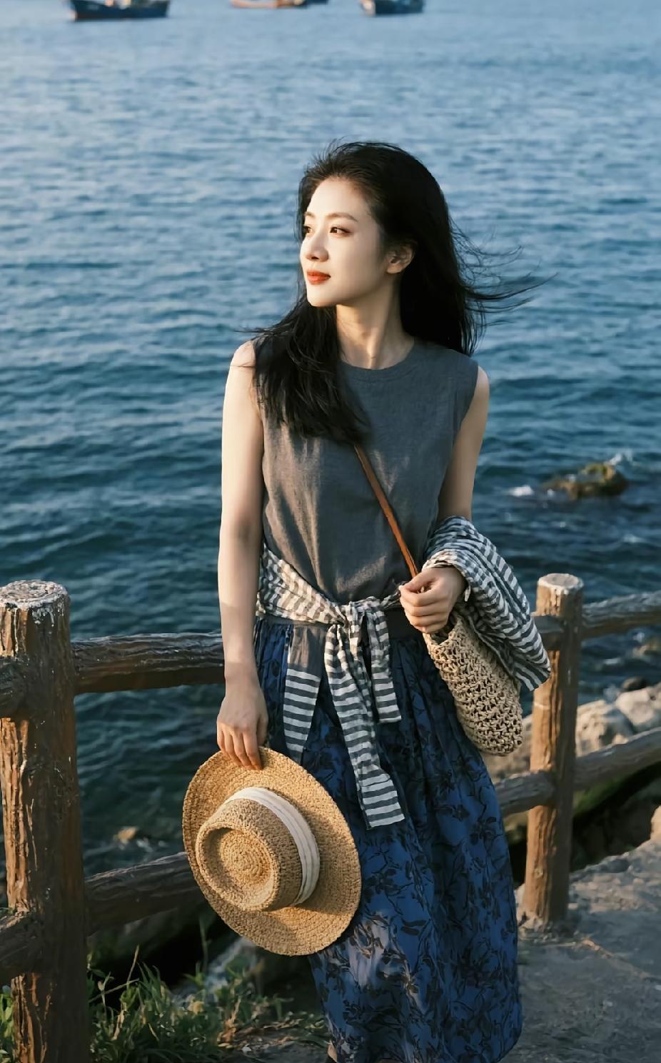 总有人问我，
和老公长期分居，
你就不怕他在外面有人吗？
我倒看得通透，
人在哪