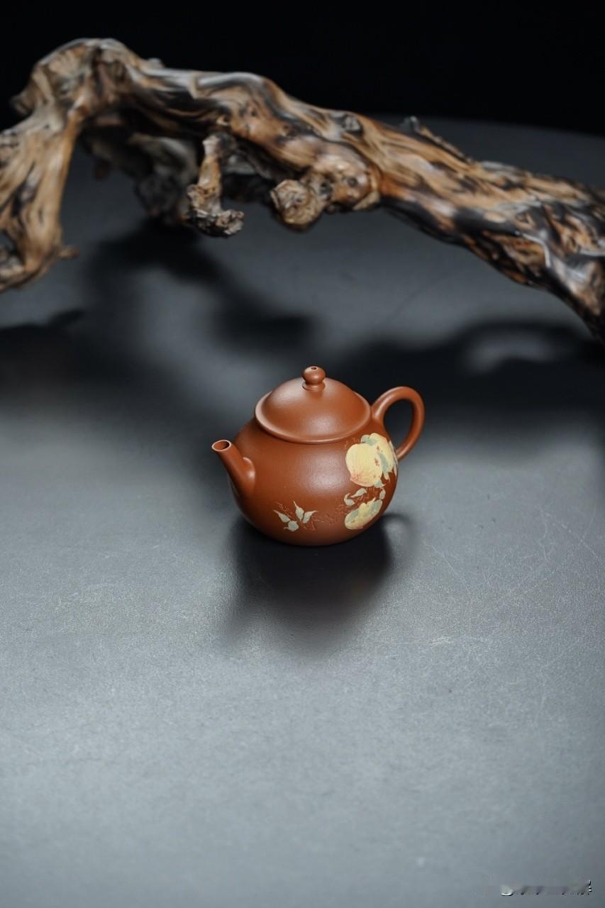 同一种泥料，烧出来颜色竟完全不同？
最近有个壶友火急火燎地问我：“老师，我买的底