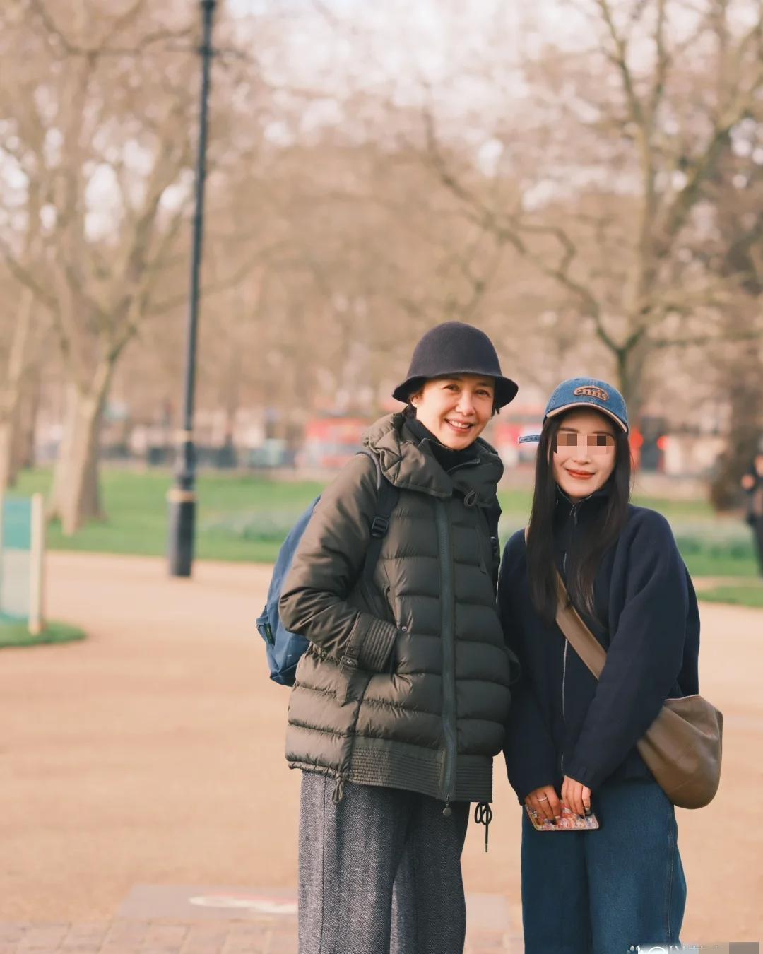 61岁蒋雯丽在英国陪读，住豪宅区却像路人？
蓝毛衣黑裤子，帽子一扣，素面朝天，