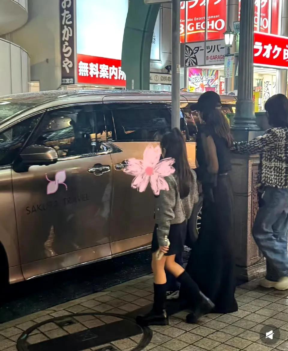 章子怡一家三口现身国外，女儿打扮时尚很有气质。

前两天网友在乌鲁木齐偶遇到了汪