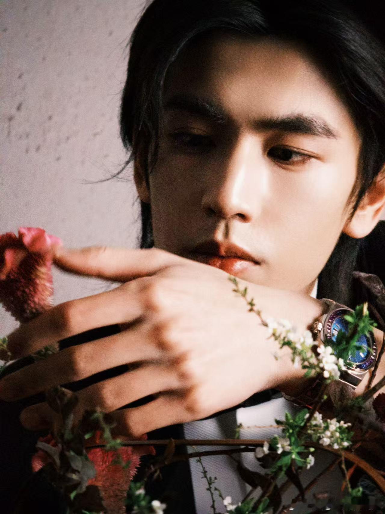 张凌赫插花师张凌赫见自己见天地 张凌赫插花师，张凌赫VOGUE盛典造型出图见自己