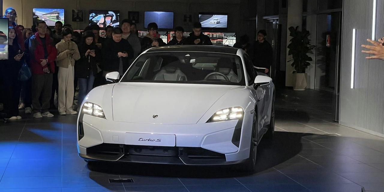 保时捷新taycan全球首发，性能、续航、充电效率都有大幅提升，圈速更快，10%