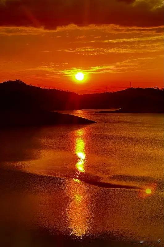 上联:轻舟逐浪千山远;
下联:旭日升天万水迷。
友友请邀下联 友友请出上联 友友