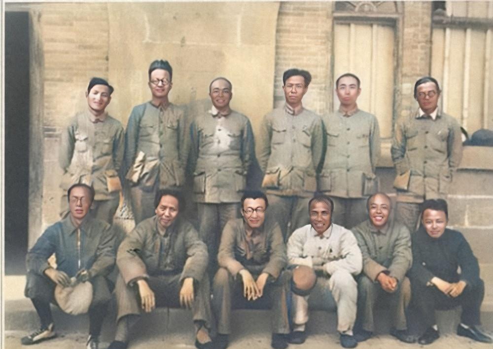 38年前毛主席与同志们的合影，仔细看主席的裤脚和鞋子，会让人忍不住湿润了眼眶
1
