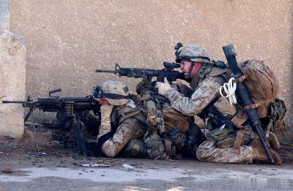 2004年，伊拉克费卢杰巷战中的美国海军陆战队队员。
