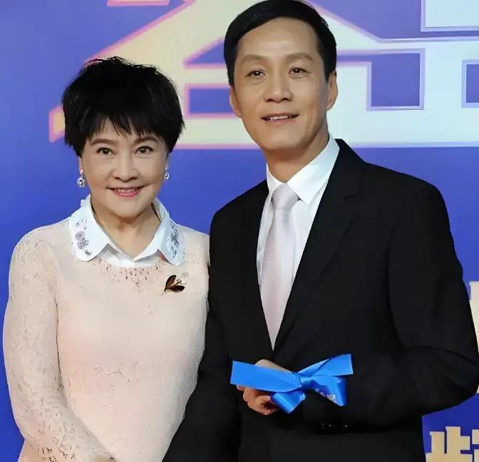 冯远征梁丹妮这对夫妻把婚姻过成了教科书。

91年拍戏认识，93年领证，我算了下