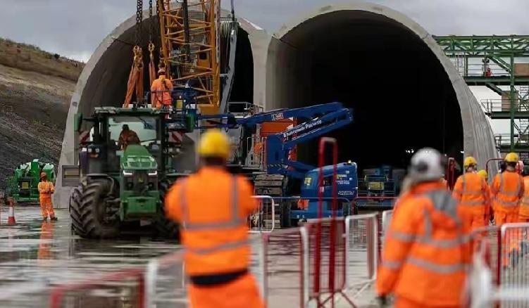 英国媒体这操作真是让人摸不着头脑，还想着把高速列车送到中国来测试。嘴硬有啥用呢？