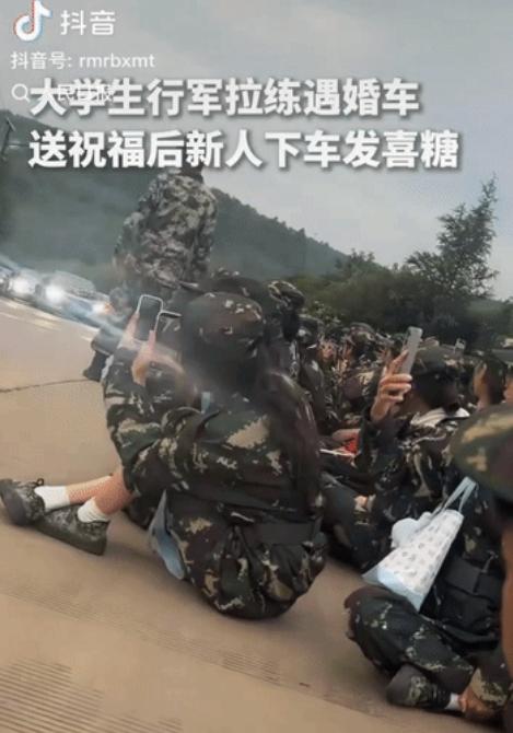 云南昆明街头，一队婚车正慢慢往前开，本来一切按部就班，接亲嘛，都有时间表的，啥时